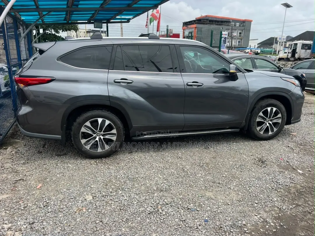 Toyota Highlander XLE 2021 Gray