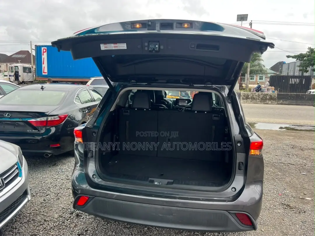Toyota Highlander XLE 2021 Gray