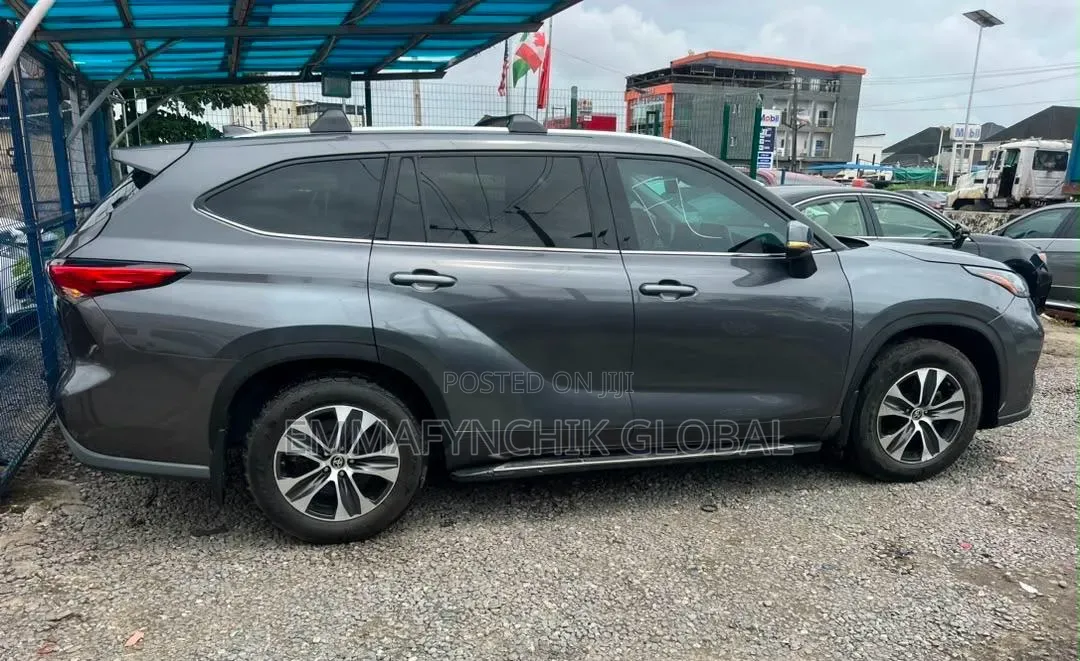 Toyota Highlander XLE 2021 Gray