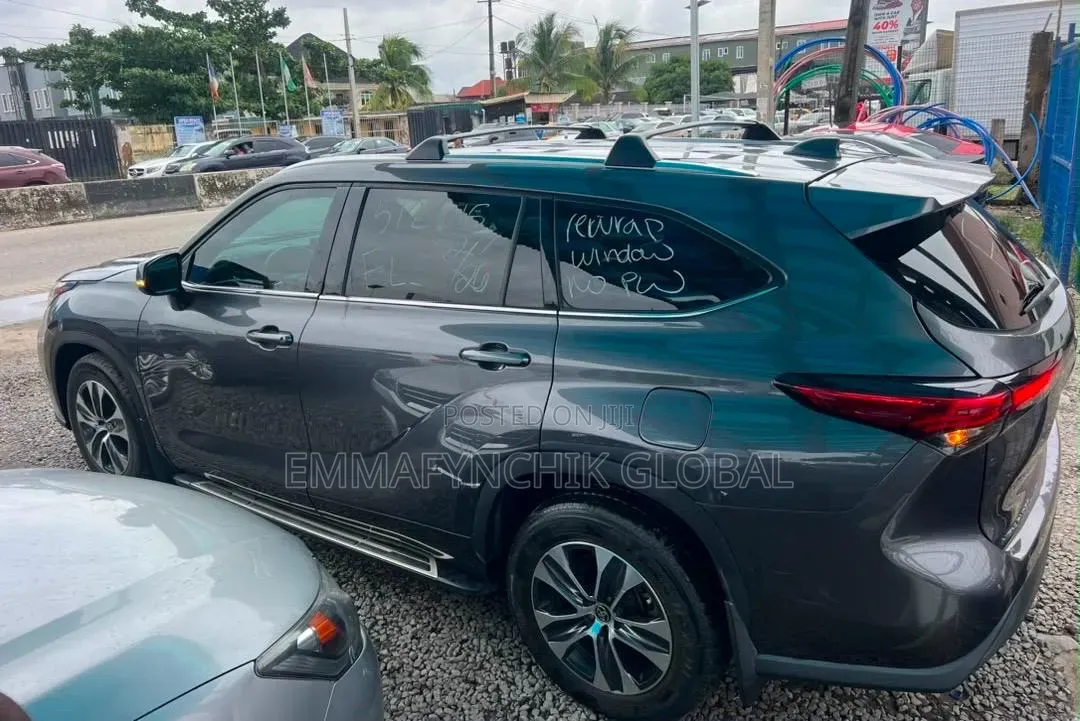 Toyota Highlander XLE 2021 Gray