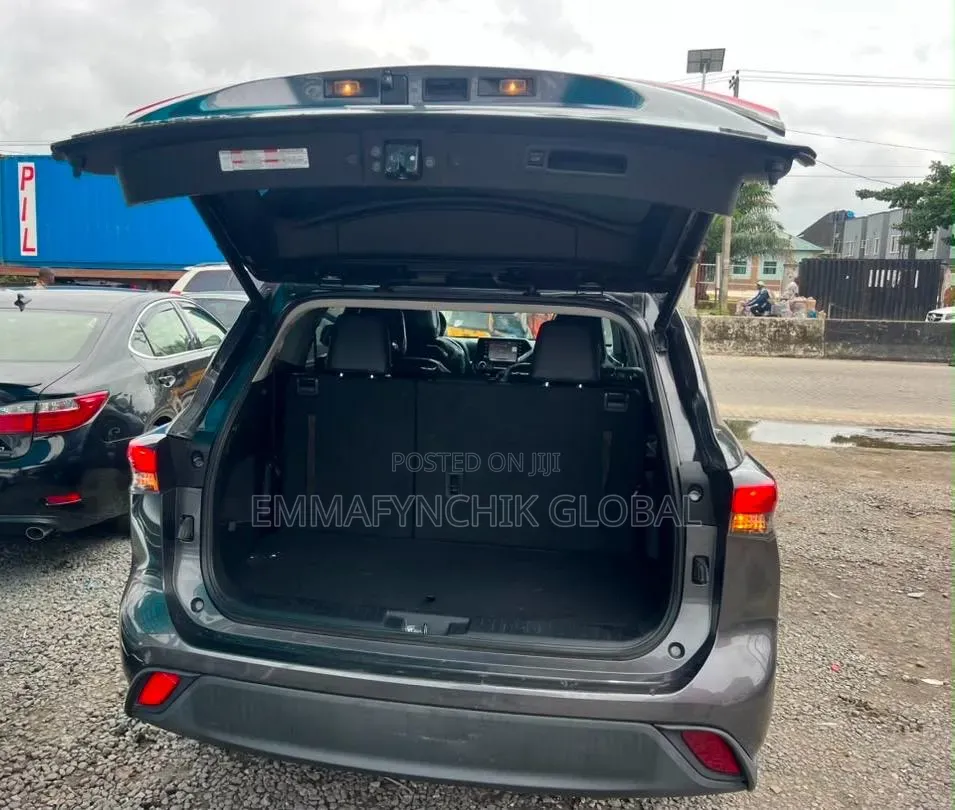 Toyota Highlander XLE 2021 Gray