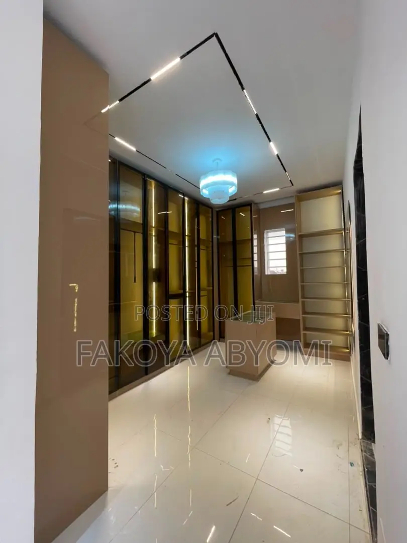 5bdrm Duplex in Chevron for sale
