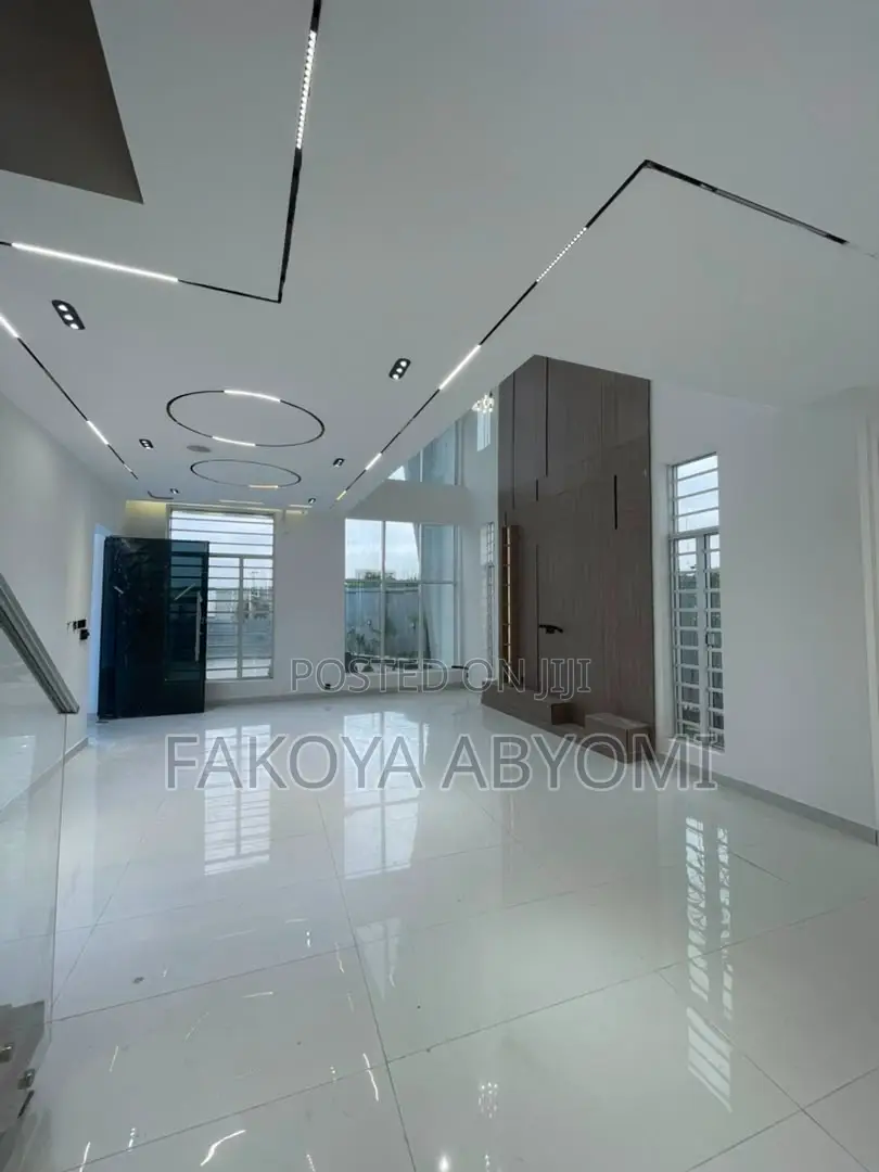 5bdrm Duplex in Chevron for sale