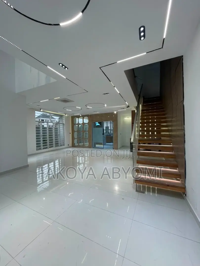 5bdrm Duplex in Chevron for sale