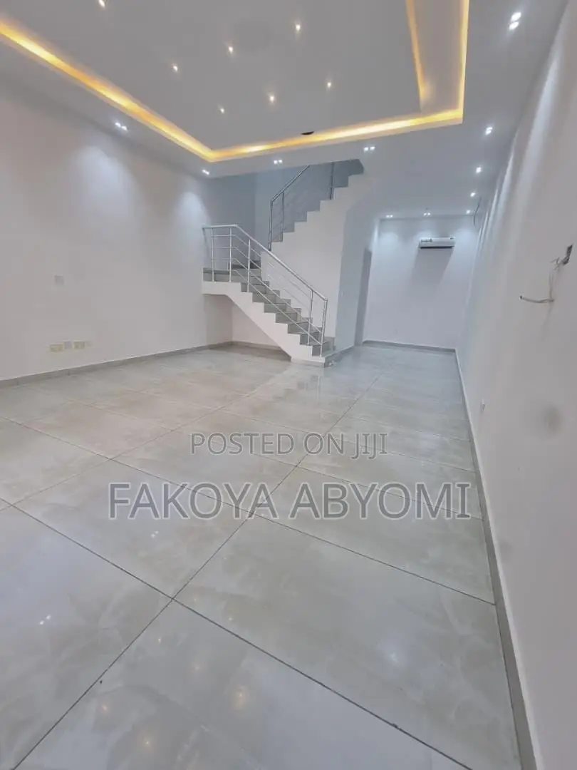 4bdrm Duplex in Oniru, Ahmadu Bello Way for rent