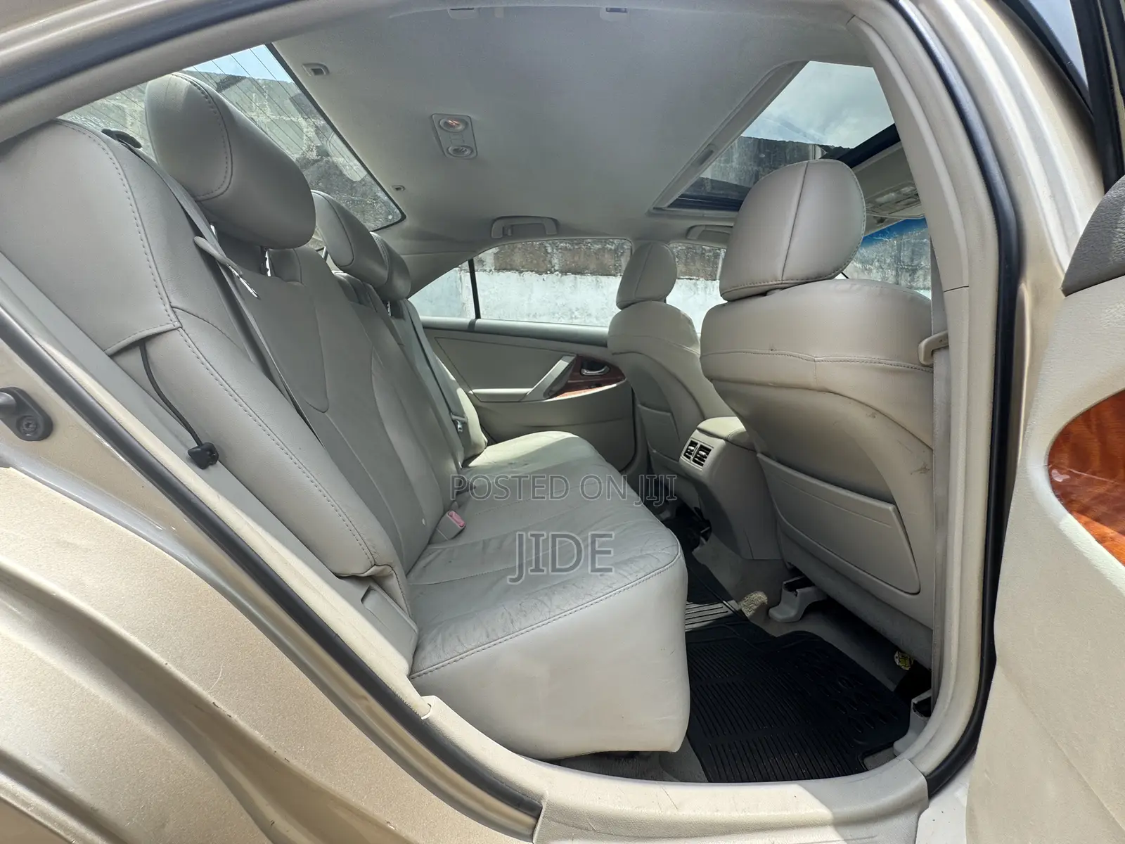 Toyota Camry XLE 4dr Sedan (2.5L 4cyl 6AM) 2010 Gold