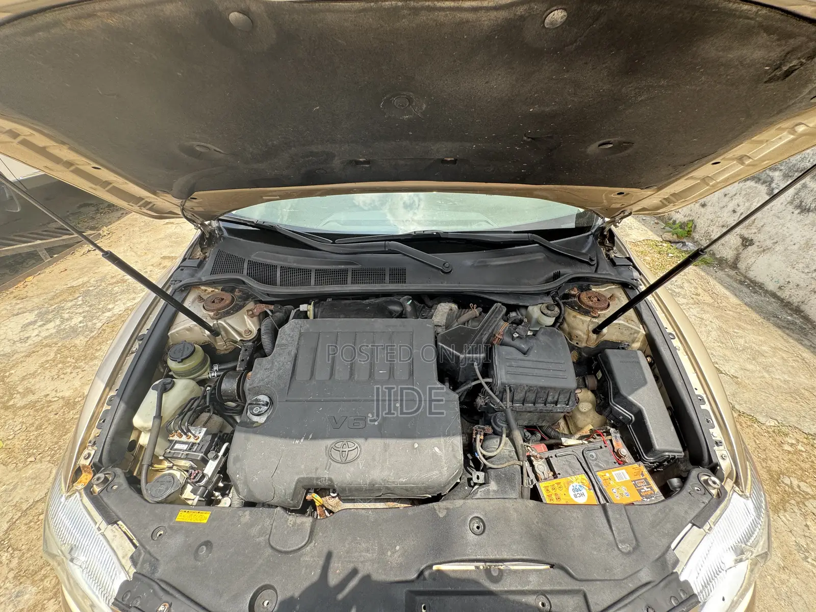 Toyota Camry XLE 4dr Sedan (2.5L 4cyl 6AM) 2010 Gold