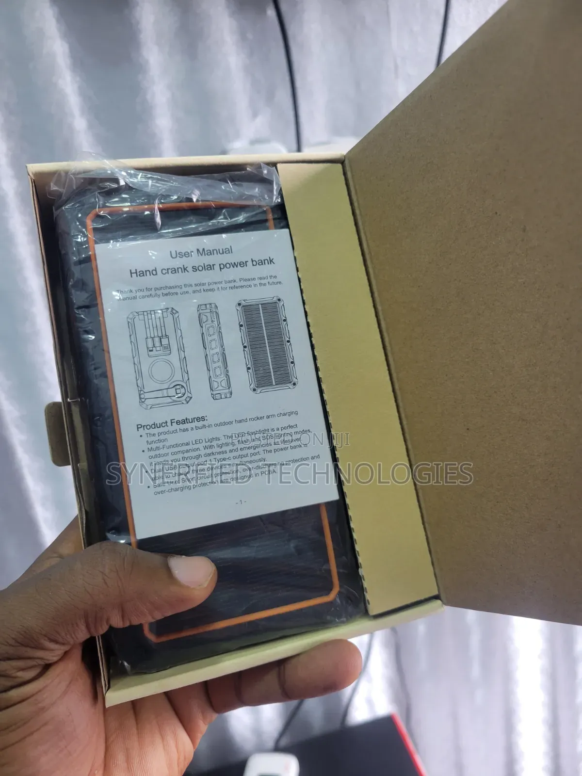2000OmAh Solar Power Bank With Hand Crank Built-in Cables