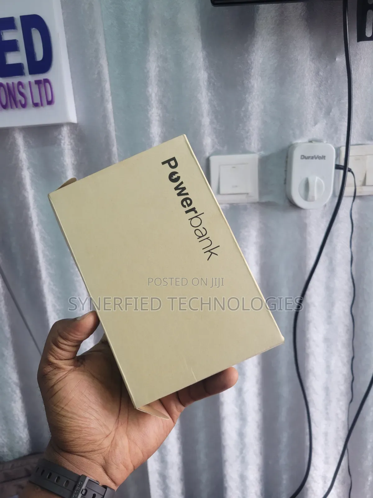 2000OmAh Solar Power Bank With Hand Crank Built-in Cables