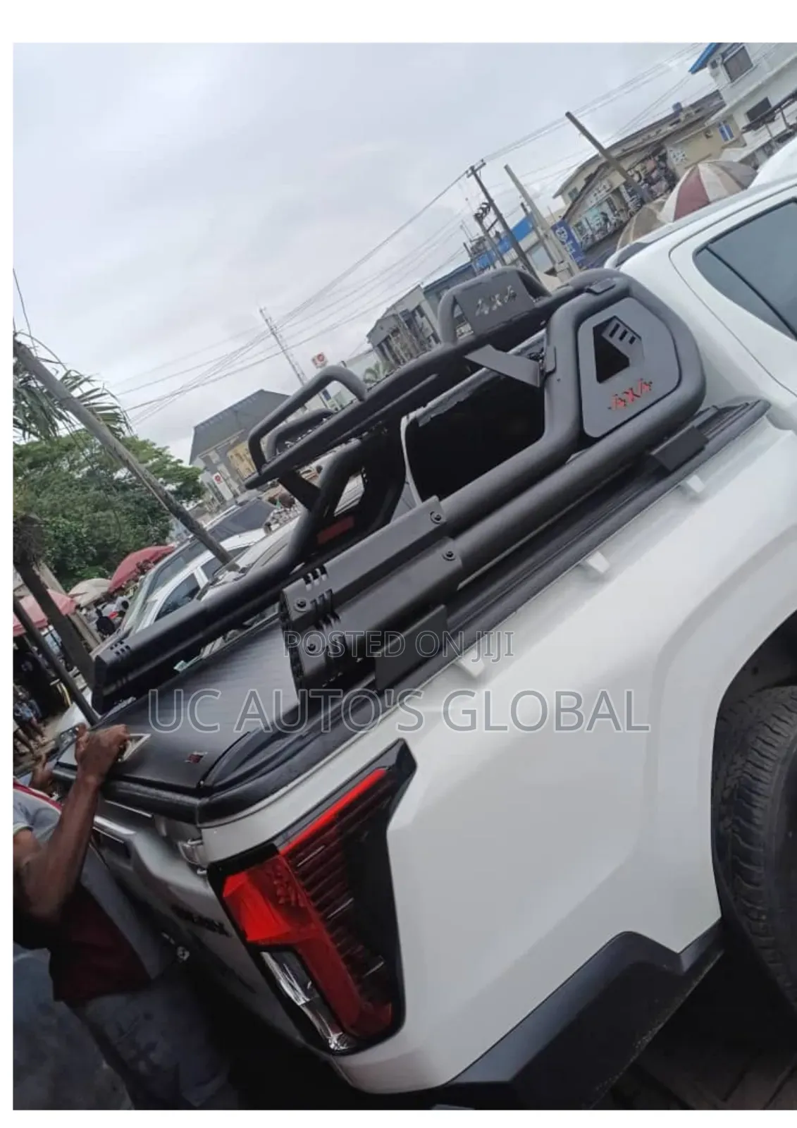 Bootcover Roller and Iron Spoiler Hilux 2026