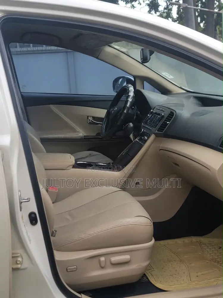 Toyota Venza LE 2011 White