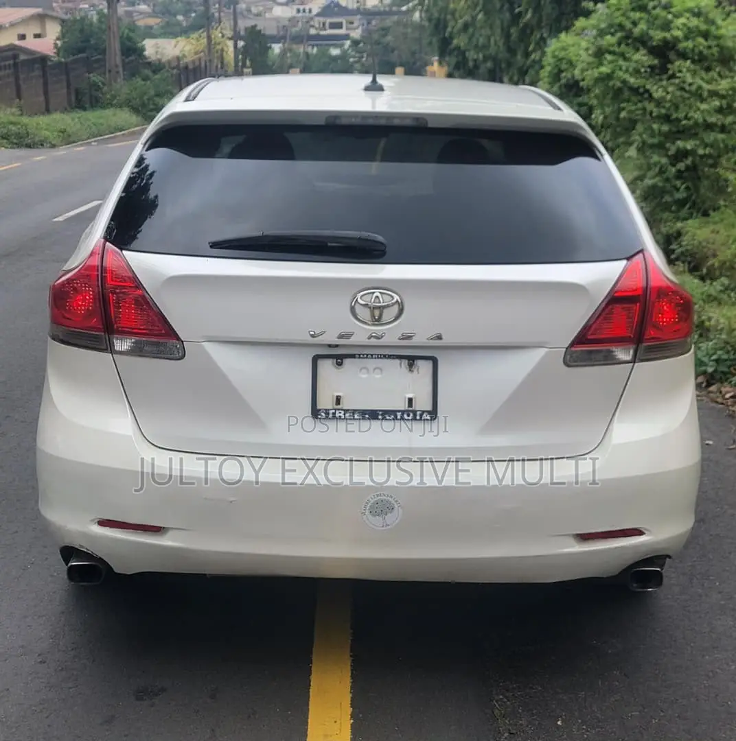 Toyota Venza LE 2011 White