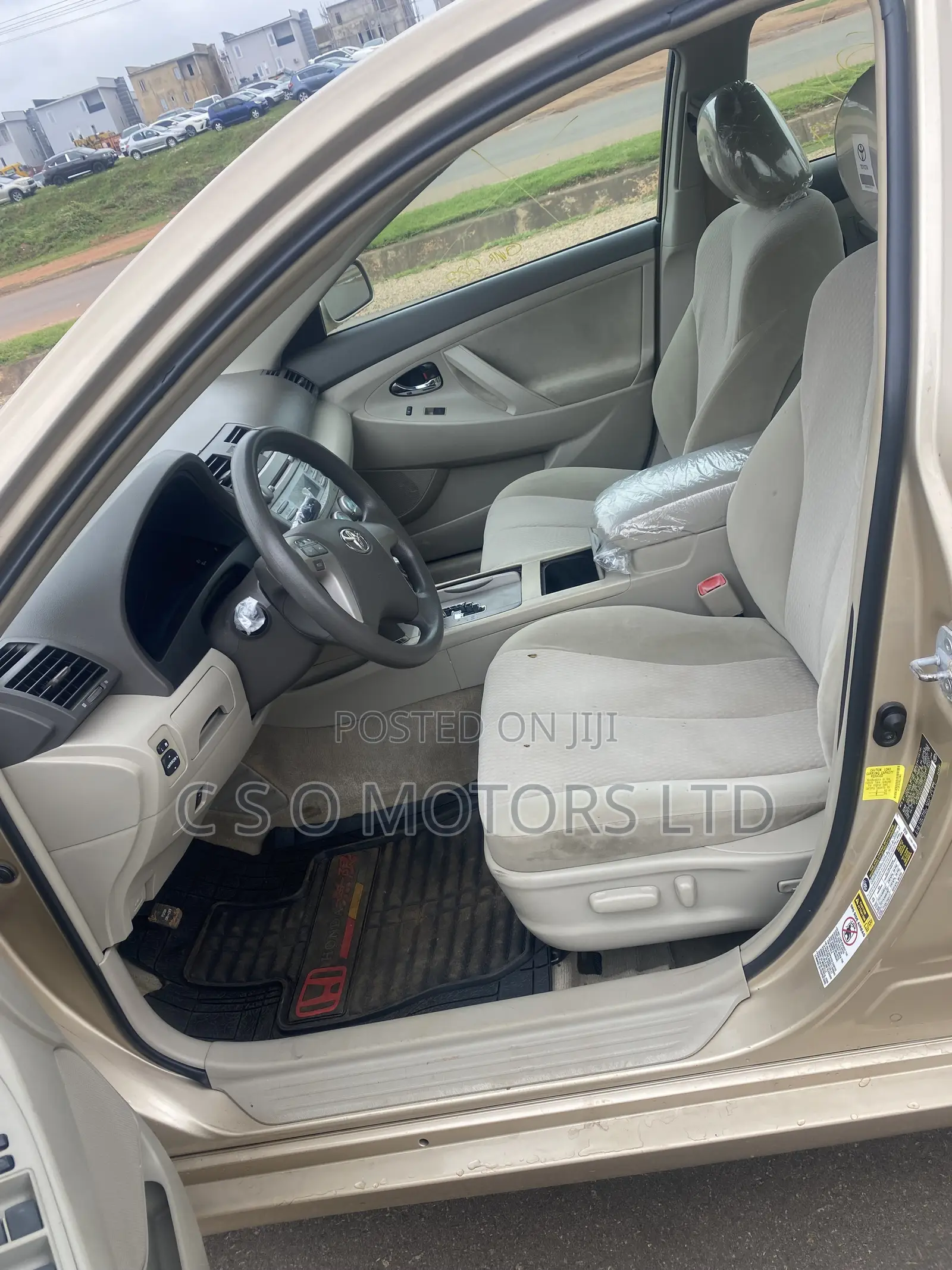 Toyota Camry LE 4dr Sedan (2.5L 4cyl 6AM) 2010 Gold
