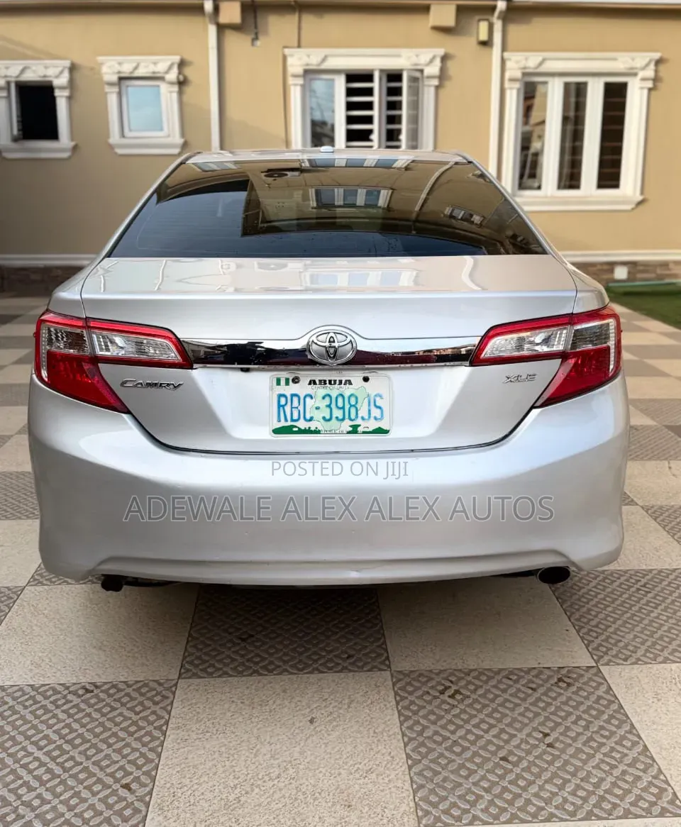 Toyota Camry XLE 4dr Sedan w/Prod. End 11/13 (3.5L 6cyl 6A) 2014 Silver