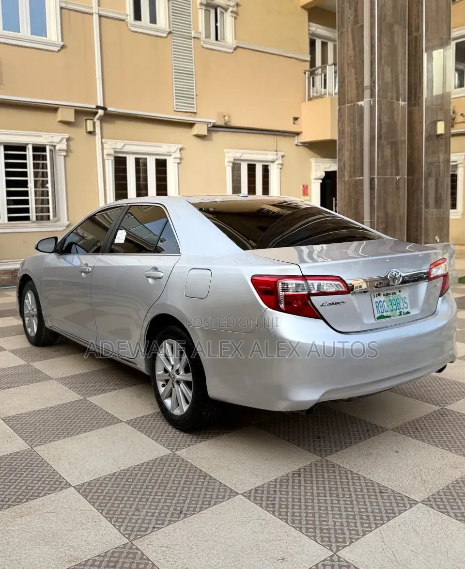 Toyota Camry XLE 4dr Sedan w/Prod. End 11/13 (3.5L 6cyl 6A) 2014 Silver