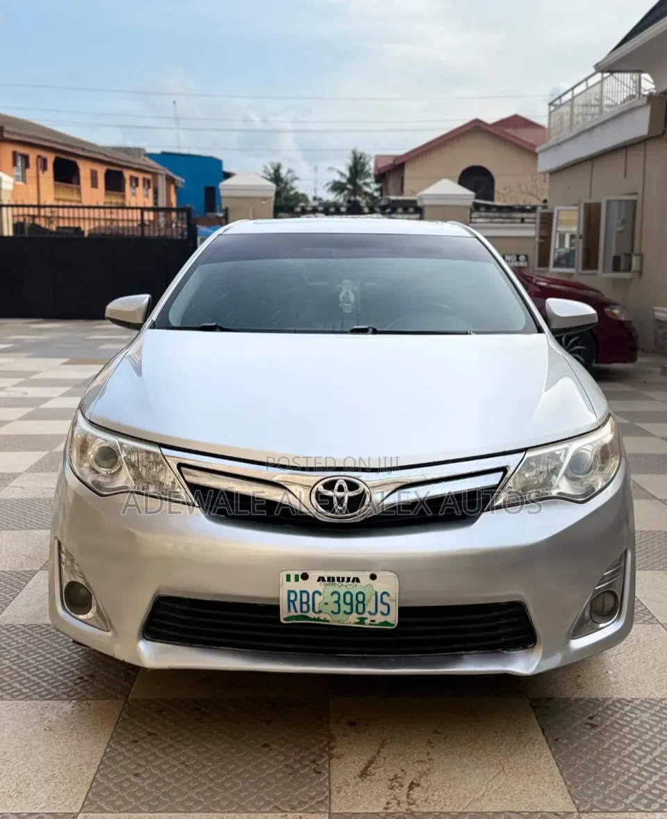 Toyota Camry XLE 4dr Sedan w/Prod. End 11/13 (3.5L 6cyl 6A) 2014 Silver