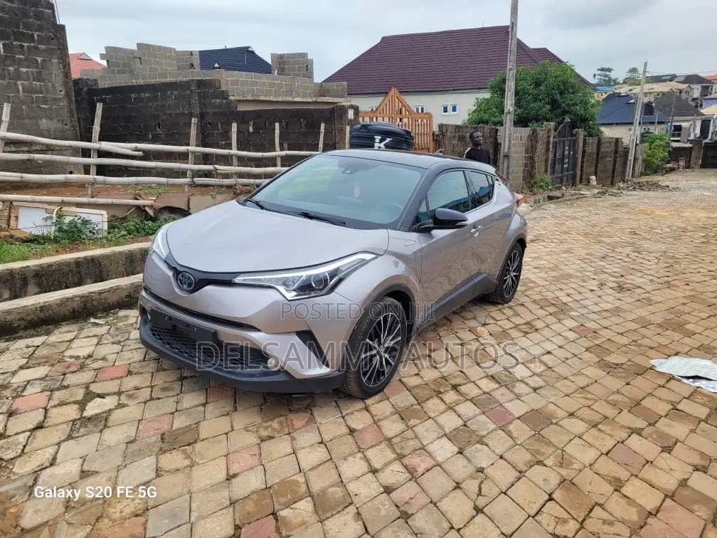 Toyota C-HR XLE FWD Sport Utility (2.0L 4cyl 2AM) 2018 Gray