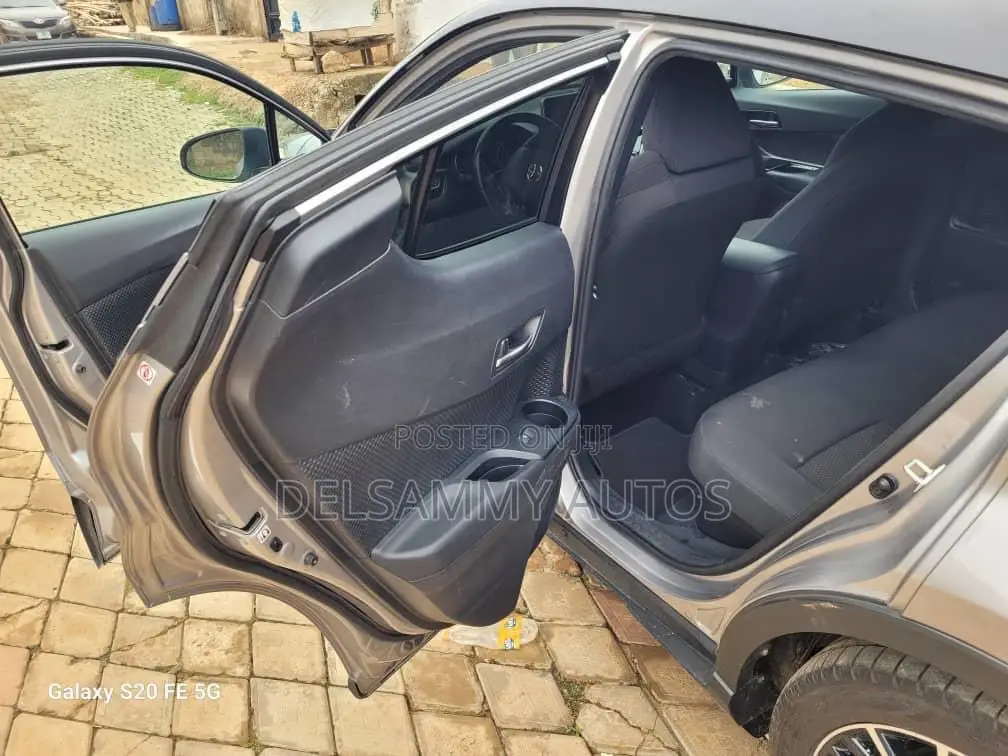 Toyota C-HR XLE FWD Sport Utility (2.0L 4cyl 2AM) 2018 Gray