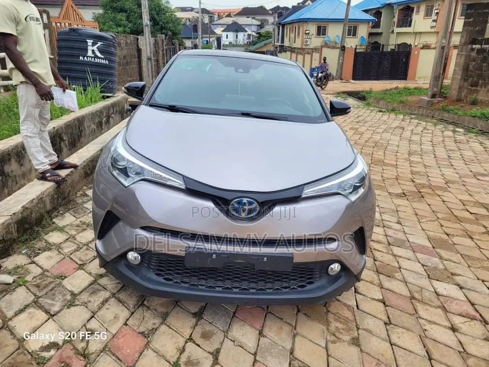 Toyota C-HR XLE FWD Sport Utility (2.0L 4cyl 2AM) 2018 Gray