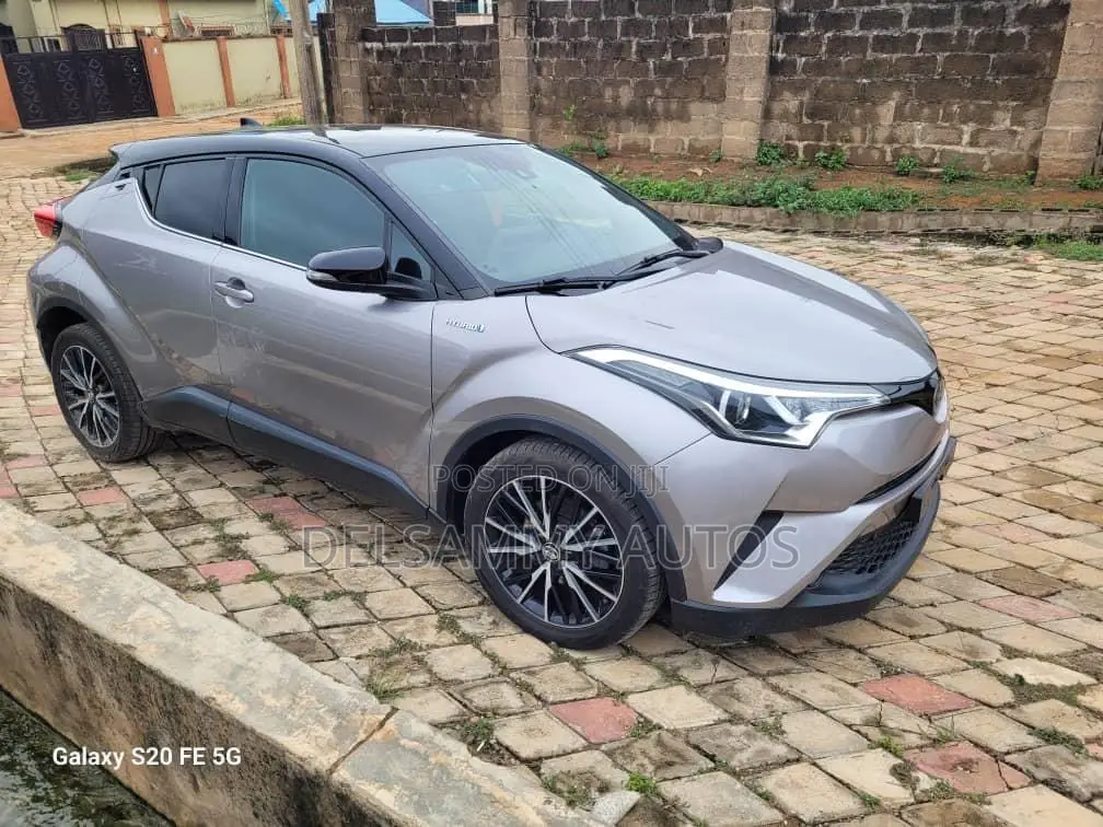Toyota C-HR XLE FWD Sport Utility (2.0L 4cyl 2AM) 2018 Gray