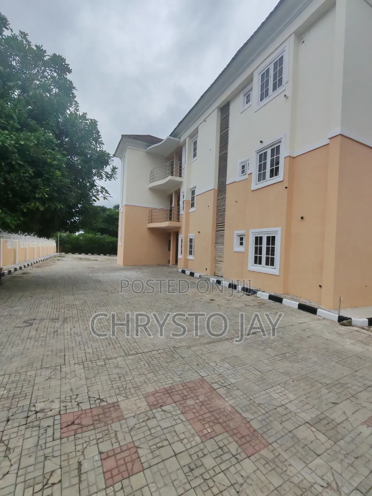 3bdrm Block of Flats in Zone 2 / Wuse for rent