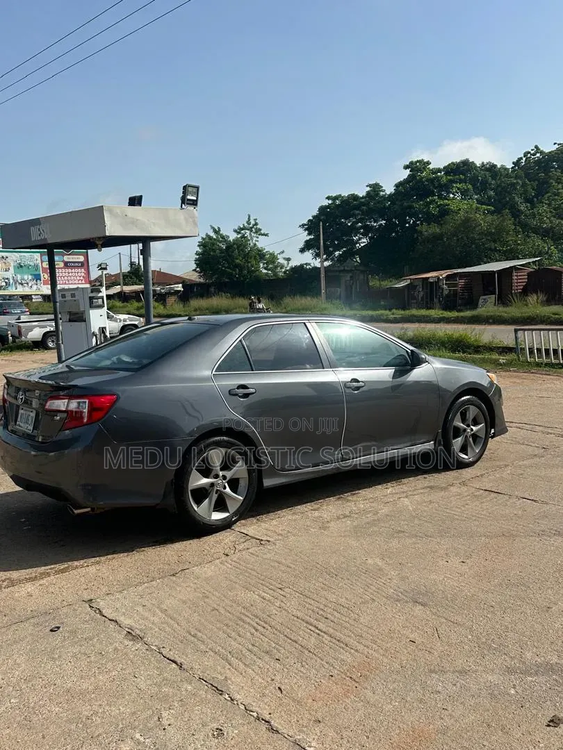 Toyota Camry SE V6 4dr Sedan (3.5L 6cyl 6A) 2012 Gray