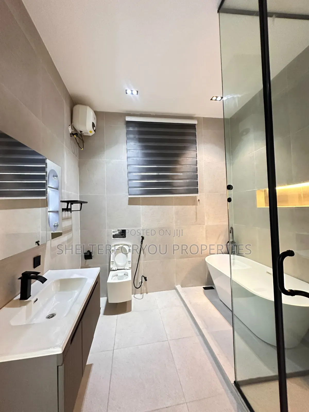 5bdrm Duplex in Idado for sale
