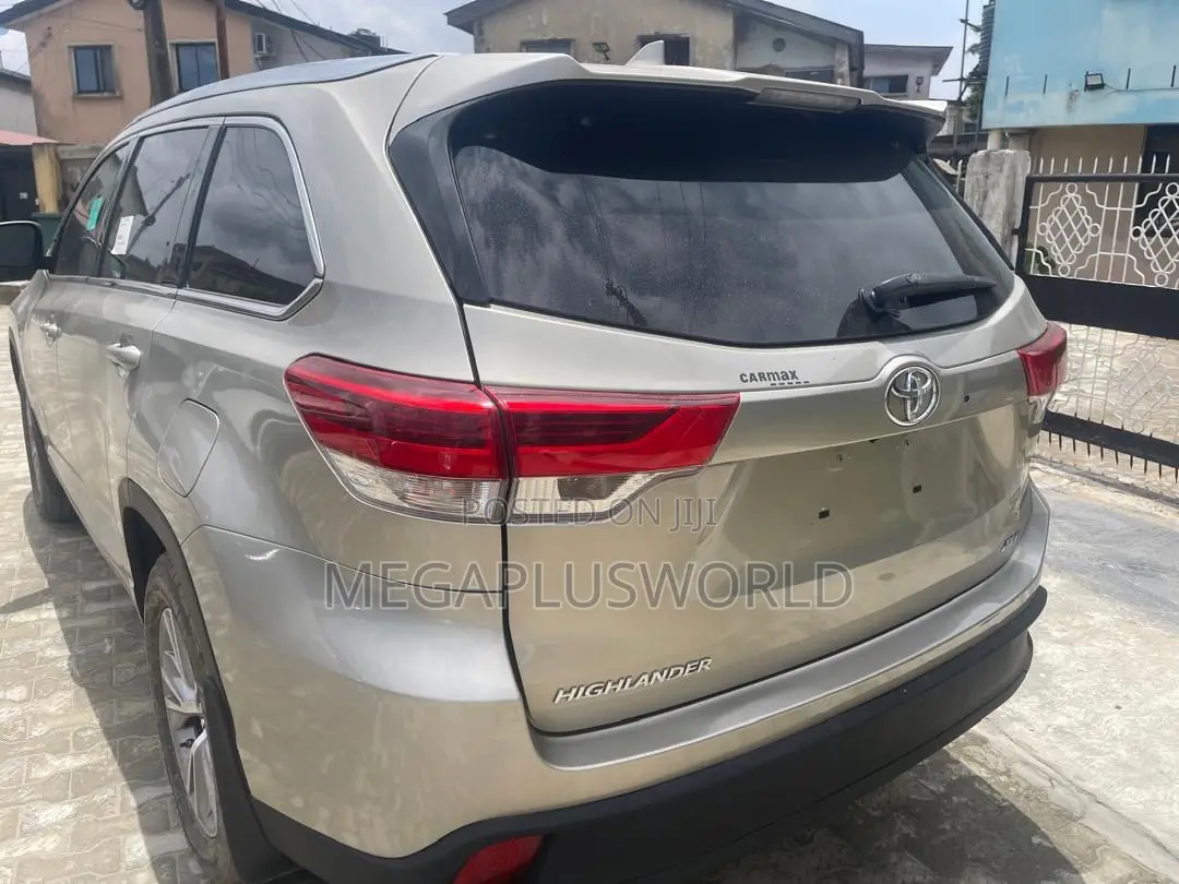 Toyota Highlander XLE 4dr SUV (3.5L 6cyl 6A) 2015 Gold