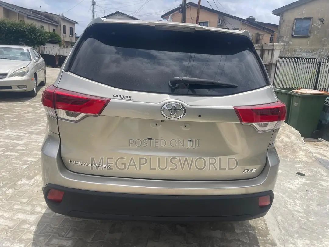 Toyota Highlander XLE 4dr SUV (3.5L 6cyl 6A) 2015 Gold