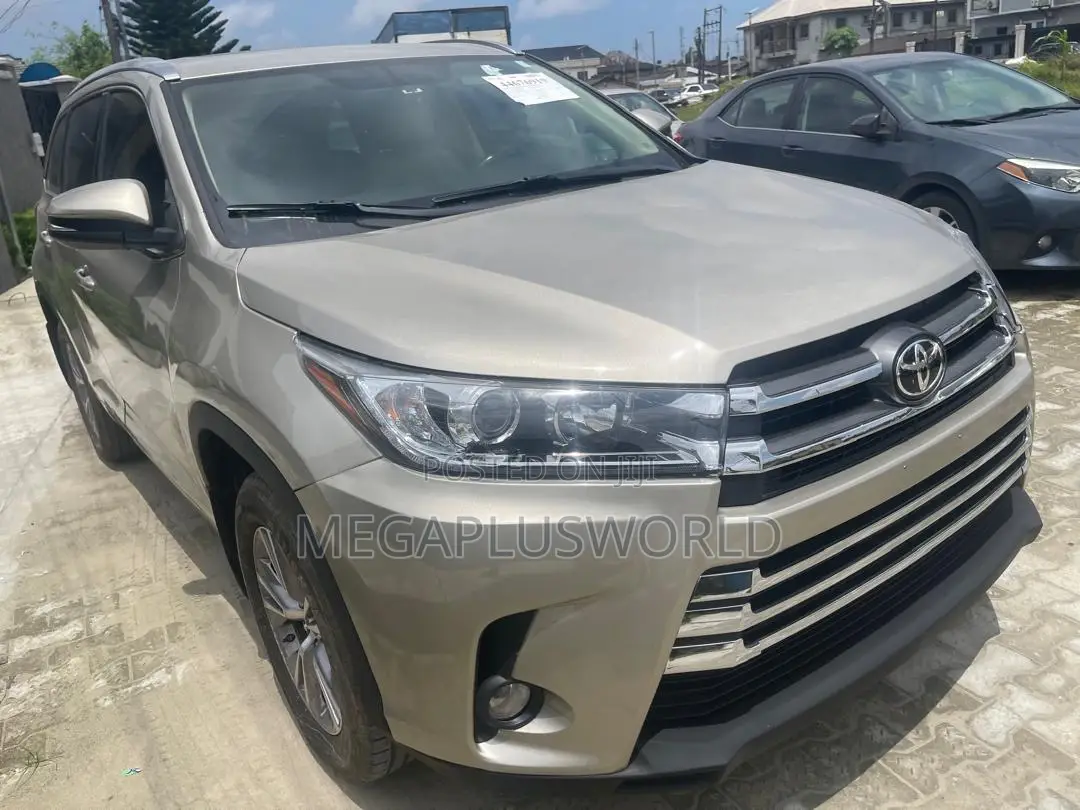 Toyota Highlander XLE 4dr SUV (3.5L 6cyl 6A) 2015 Gold