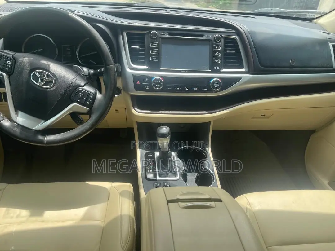 Toyota Highlander XLE 4dr SUV (3.5L 6cyl 6A) 2015 Gold
