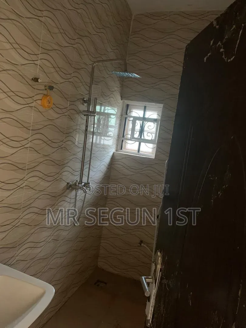 2bdrm Block of Flats in 1St Avians, Akala Express for rent