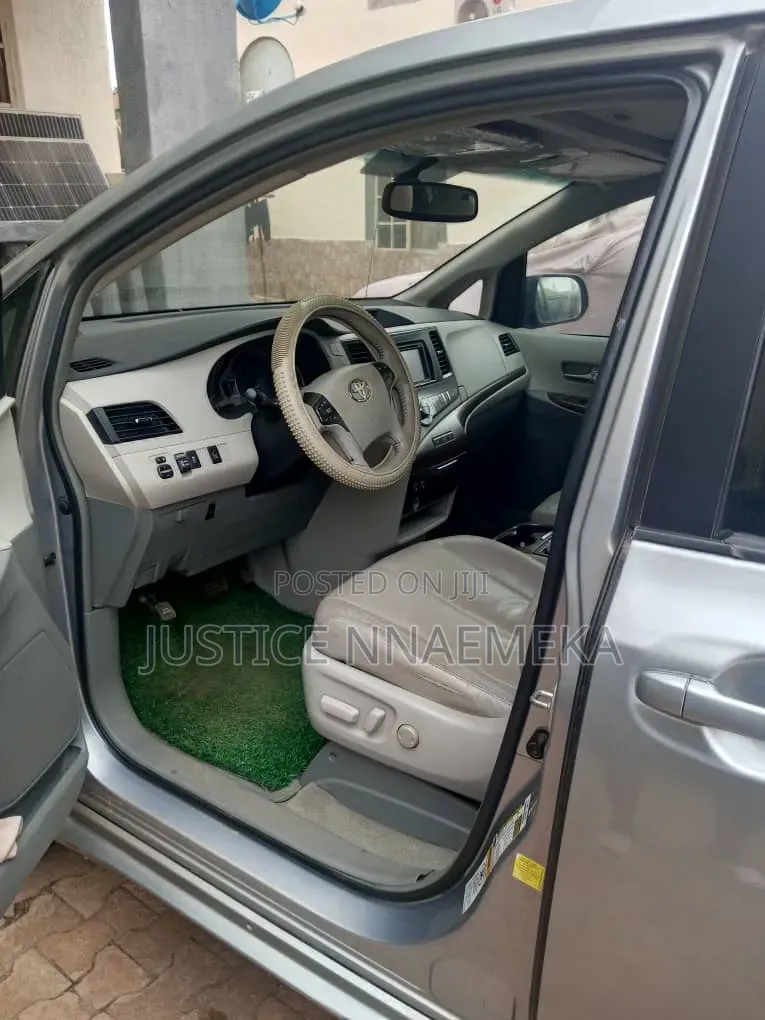 Toyota Sienna 2014 Silver