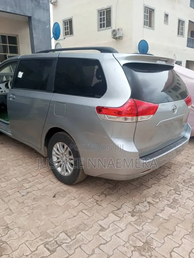 Toyota Sienna 2014 Silver