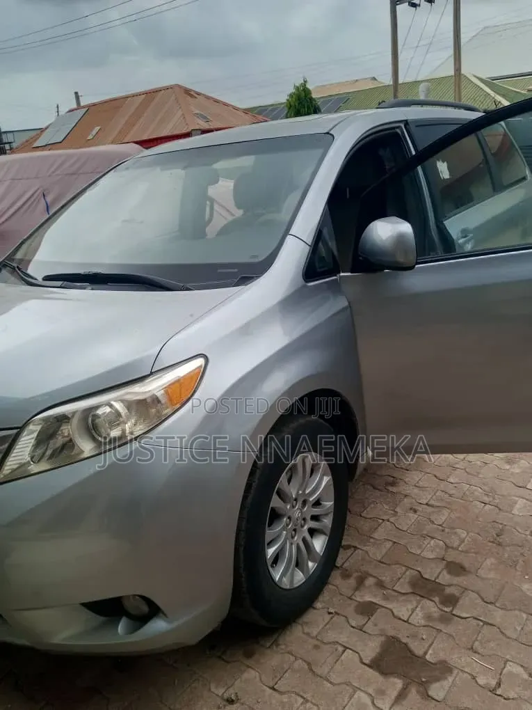 Toyota Sienna 2014 Silver