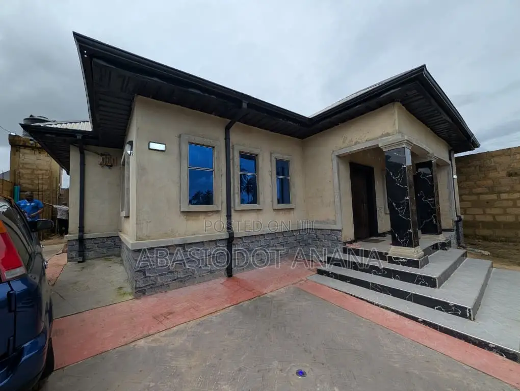 3bdrm Bungalow in Ring Road 3 Oron, Uyo for sale