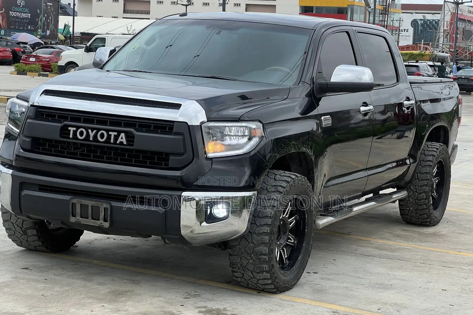 Toyota Tundra Limited 4dr CrewMax 4WD SB (5.7L 8cyl 6A) 2015 Black