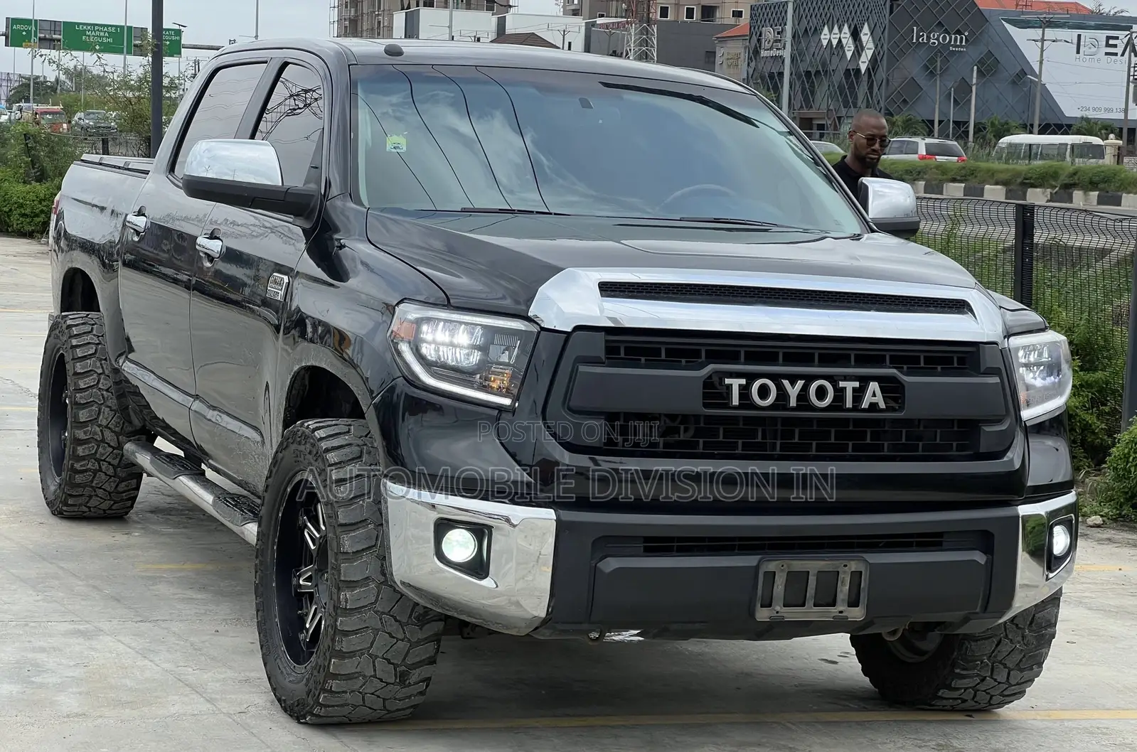 Toyota Tundra Limited 4dr CrewMax 4WD SB (5.7L 8cyl 6A) 2015 Black