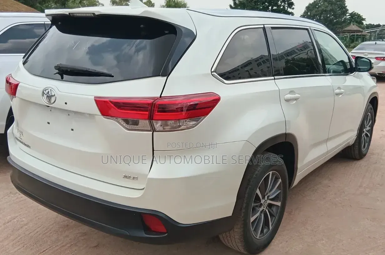 Toyota Highlander XLE 4x4 V6 (3.5L 6cyl 8A) 2018 Off white