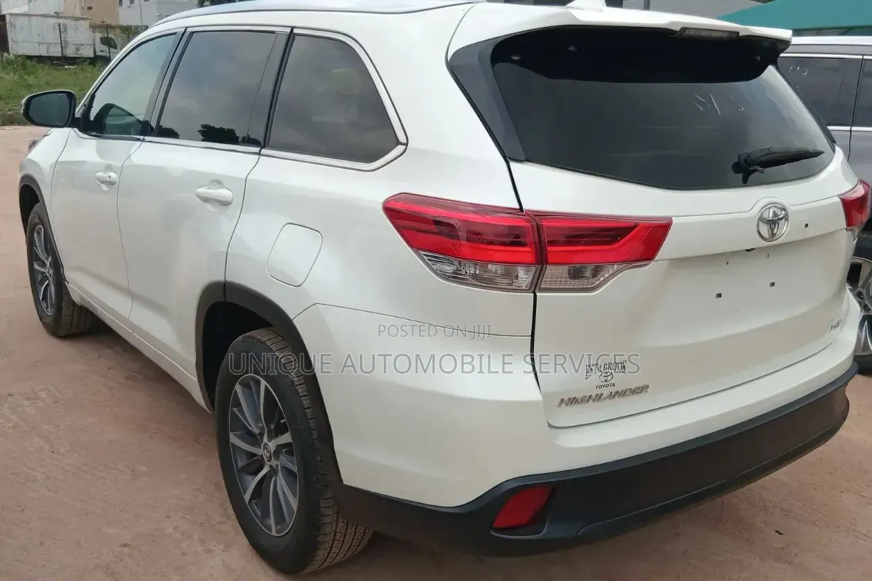Toyota Highlander XLE 4x4 V6 (3.5L 6cyl 8A) 2018 Off white