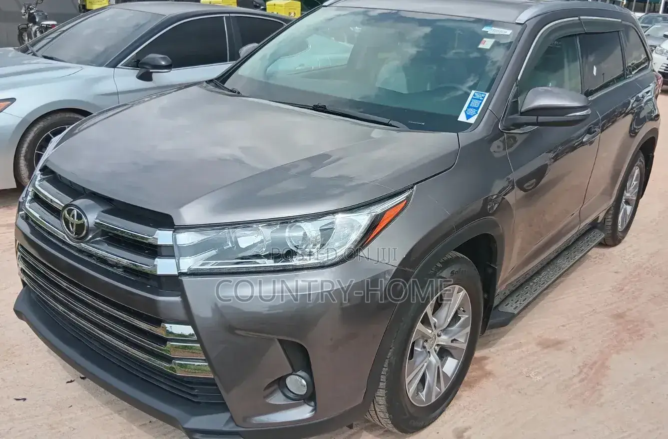 Toyota Highlander XLE 4x4 V6 (3.5L 6cyl 8A) 2018 Gray