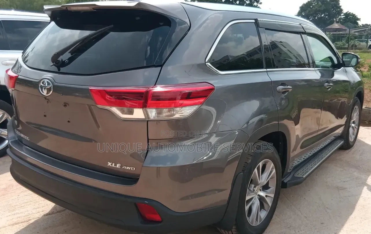 Toyota Highlander XLE 4x4 V6 (3.5L 6cyl 8A) 2018 Gray