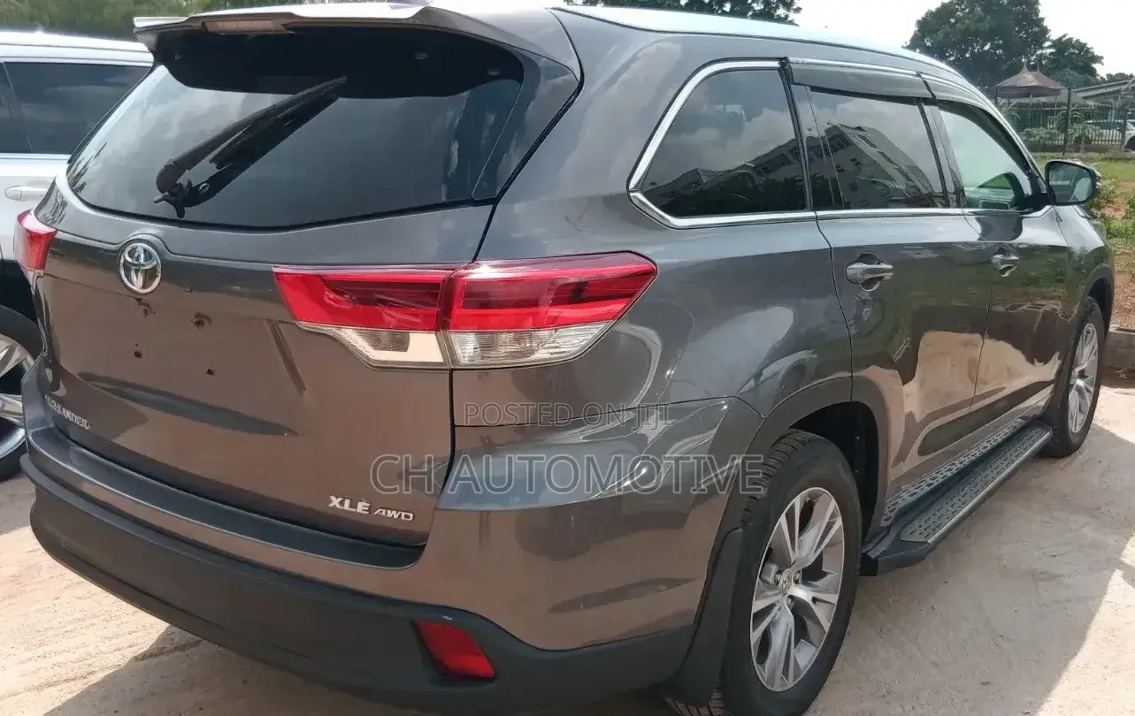 Toyota Highlander XLE 4x4 V6 (3.5L 6cyl 8A) 2018 Gray