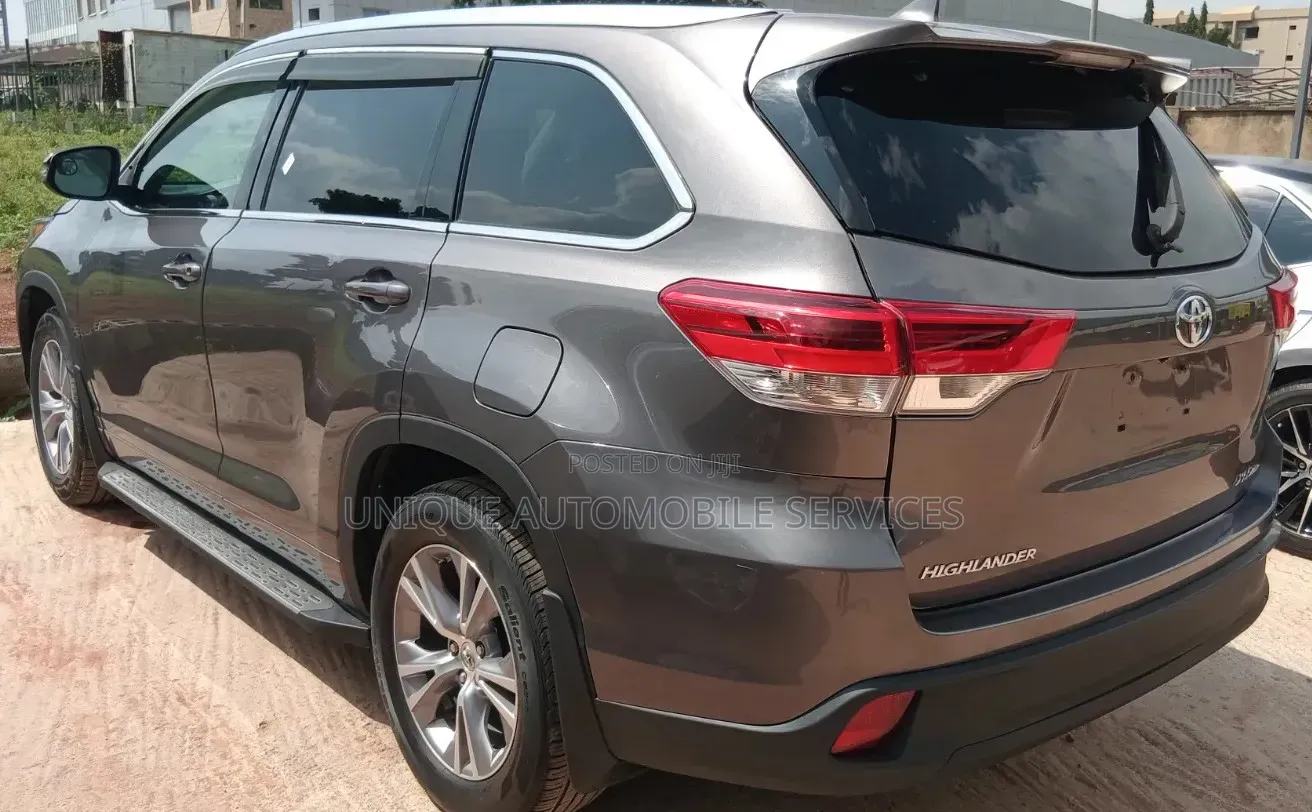 Toyota Highlander XLE 4x4 V6 (3.5L 6cyl 8A) 2018 Gray