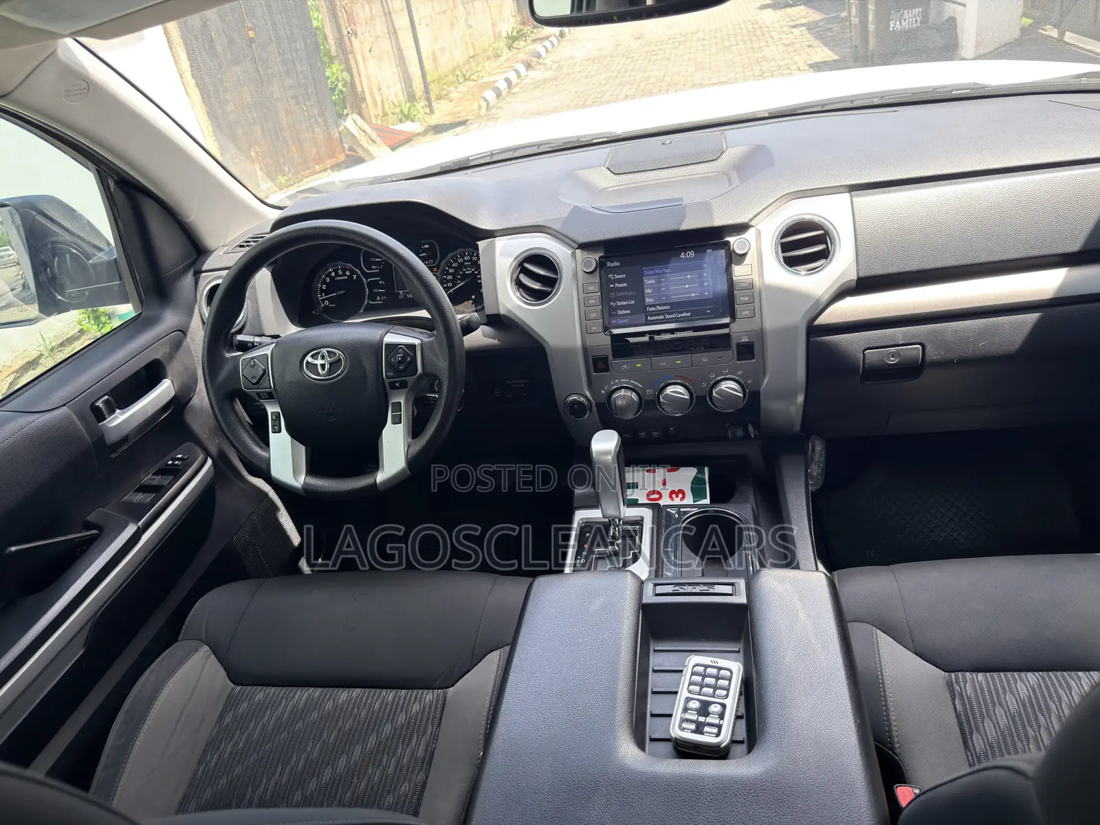 Toyota Tundra 2021 White