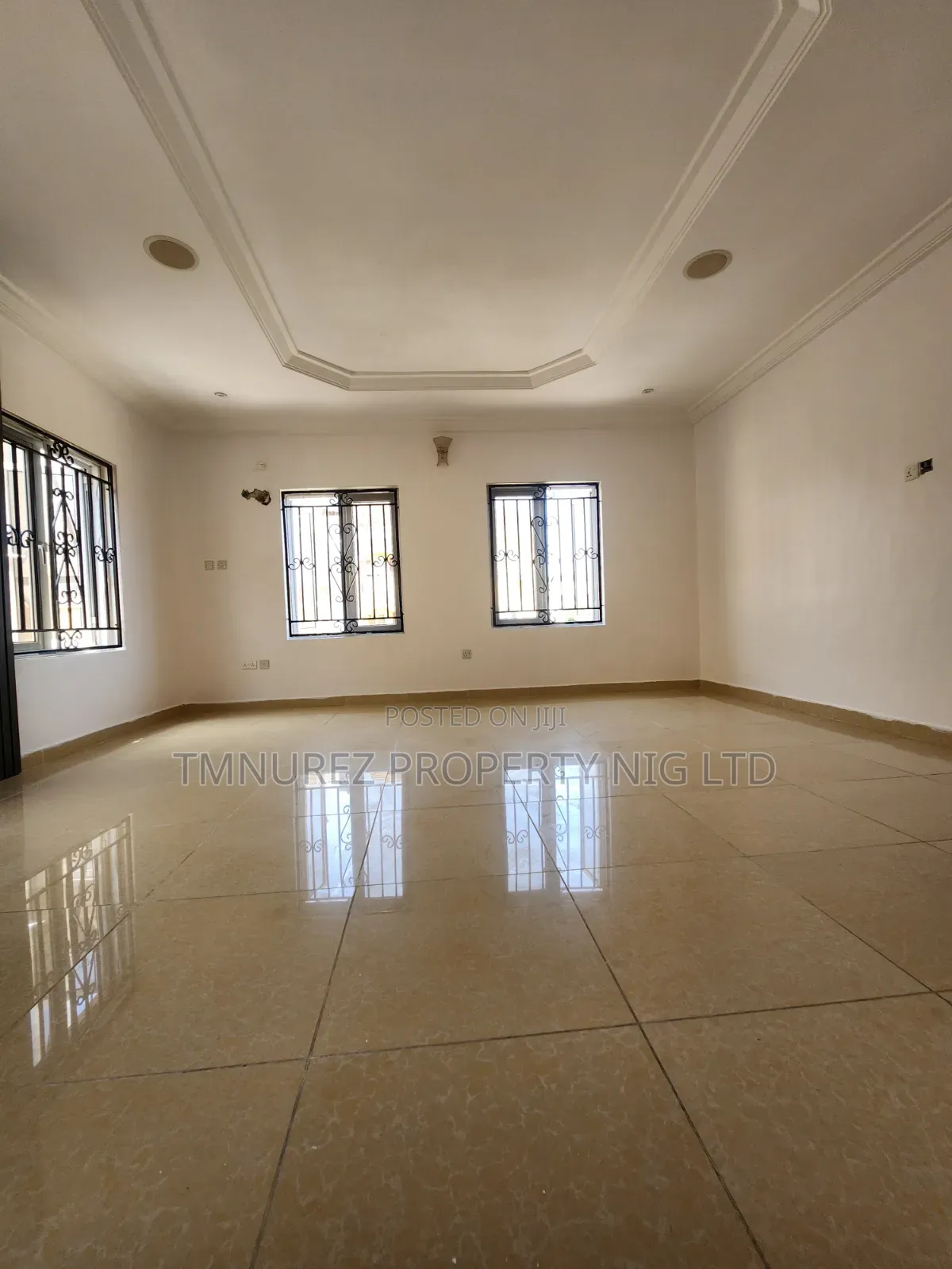 Mini Flat in Chevron for rent