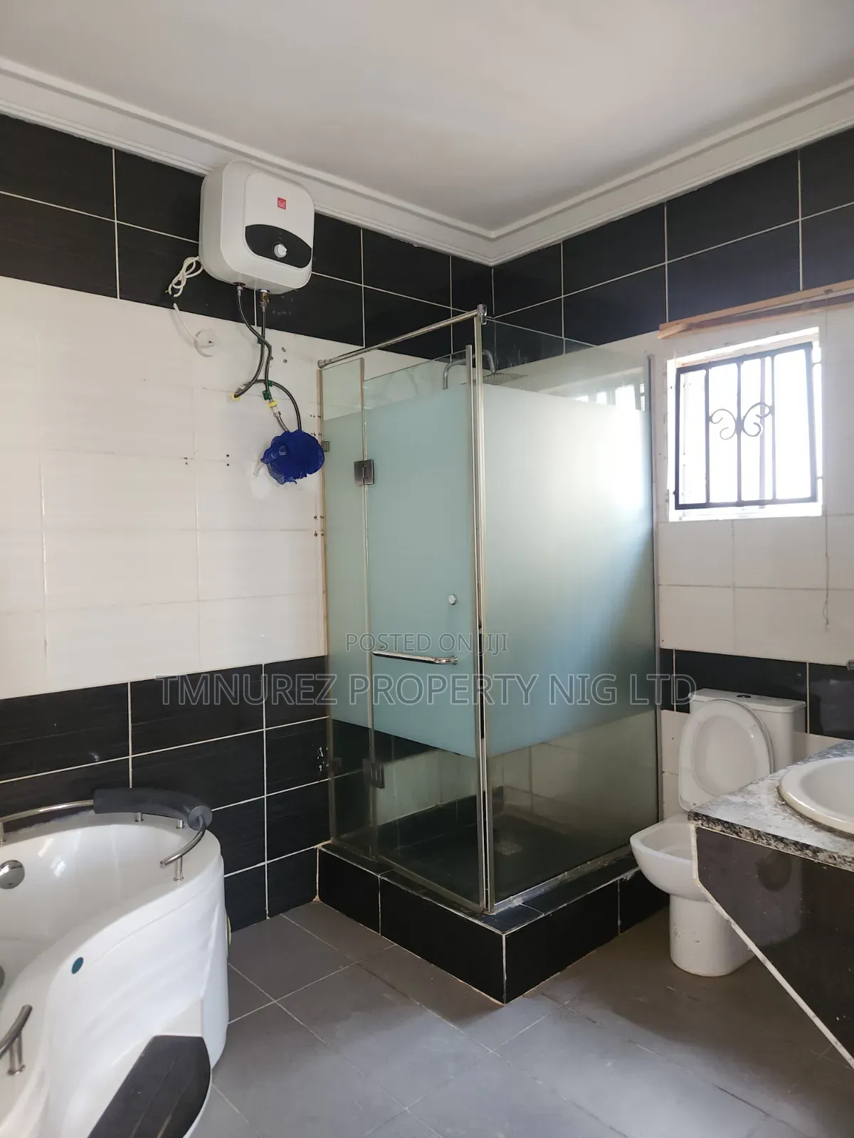 Mini Flat in Chevron for rent