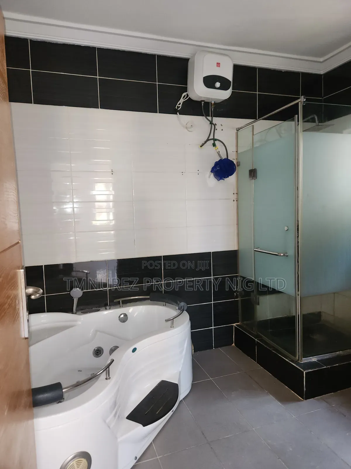 Mini Flat in Chevron for rent