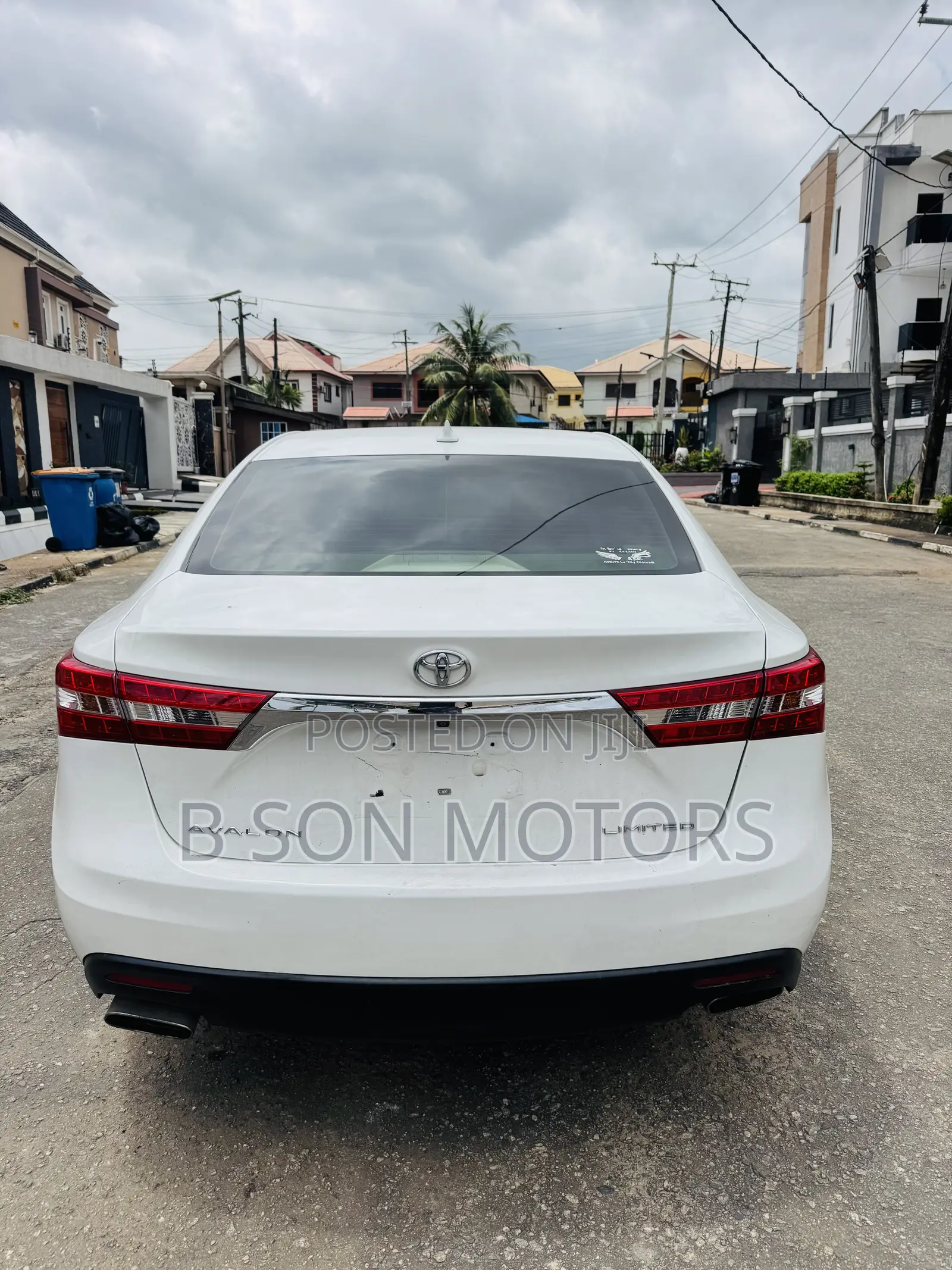 Toyota Avalon Limited Sedan FWD (3.5L 6cyl 6A) 2013 White