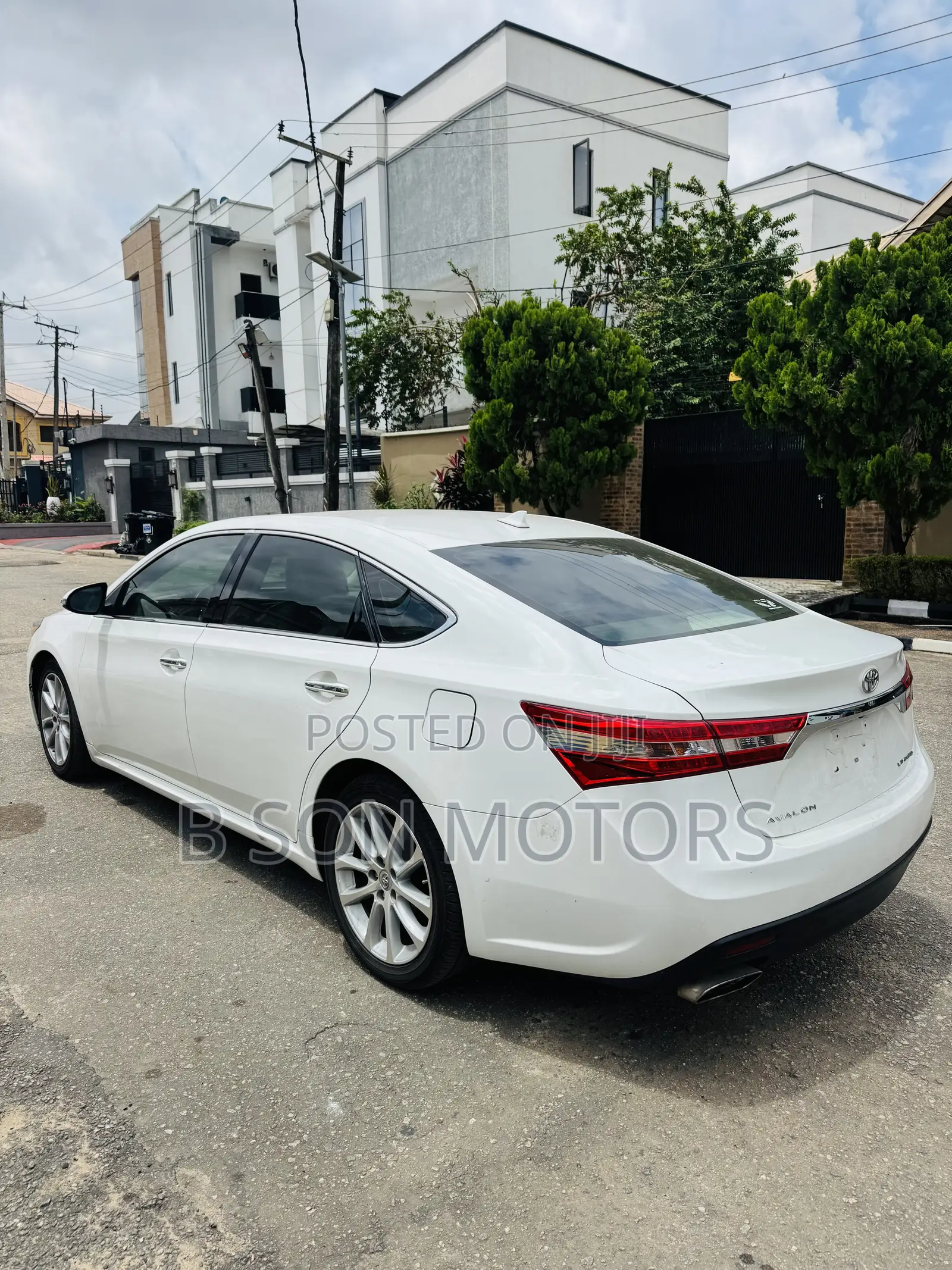 Toyota Avalon Limited Sedan FWD (3.5L 6cyl 6A) 2013 White